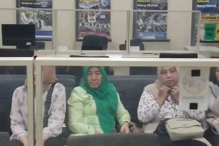 Ibu dr Aulia Risma melaporkan tindakan seniornya kepada anaknya ke Polda Jateng. (Ayosemarang.com/ Audrian Firhannusa)