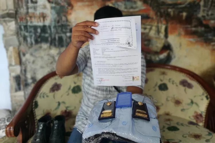 Korban dugaan penipuan CPNS Batang tunjukkan barang bukti.  (Muslihun/Kontributor Batang)