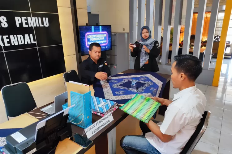 Kuasa hukum pasangan Dyah Kartika Permanasari-Benny Karnadi menyerahkan berkas pengajuan pihak terkait dalam sengketa pilkada Kendal ke Bawalsu.  (dokumen)