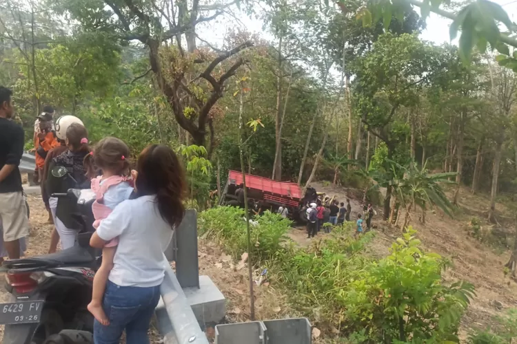 Kondisi truk bermuatan pasir yang terjun ke jurang jadi tontonan warga.  (edi prayitno/kontributor Kendal)