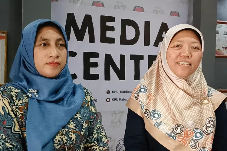 Koordinator Divisi Teknis Penyelenggaraan KPU Batang, Ida SusantiSusanti dan Koordinator Divisi Sosialisasi Pendidikan Pemilih, Partisipasi Masyarakat, dan Sumber Daya Manusia KPU Batang, Khikmatun. (Muslihun kontributor Batang)