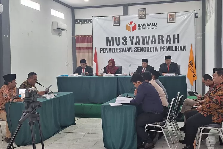 Suasana musyawarah terbuka sengketa Pilkada Paslon Dico-Ali di ruang Gakkumdu Bawaslu Kendal, Jumat 6 september 2024.  (edi prayitno/kontributor kendal  &nbsp;)
