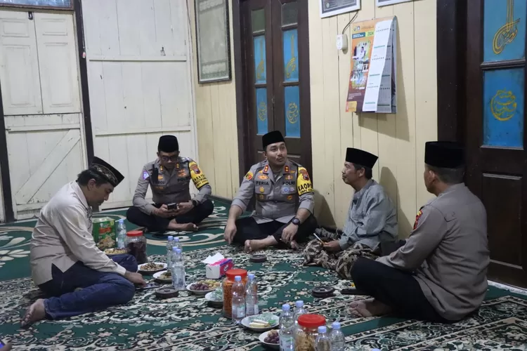 Kapolres Kendal AKBP Feria Kurniawan silaturahmi dengan pengasuh Ponpes Nurul Ihsan di Kelurahan Trompo.  (edi prayitno/kontributor kendal)