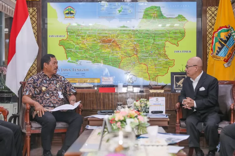PJ Gubernur Jateng Nana Sudjana saat bertemu dengan CEO IOJI, Achmad Santosa. (Humas Jateng)