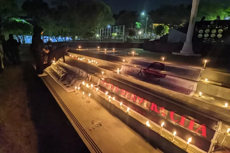 Aksi menghidupkan lilin sebagai pertanda duka untuk kematian mahasiswi PPDS Anestesi FK Undip, dr Aulia Risma. Rektor Undip minta masalah ini tidak dilebih-lebihkan.  (Istimewa)