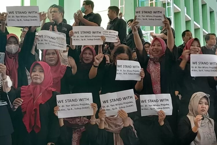 Aksi doa dan apel mengenakan pakaian serba hitam di Fakultas Kedokteran. Rektor Undip meminta Kemenkes buka lagi PPDS Anestesi dan tidak menghentikan Yan Wisnu.  (Ayosemarang.com/ Audrian Firhannusa)