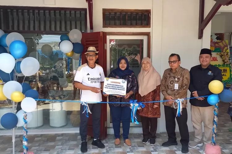 Sekda Kendal meresmikan&nbsp; unit pengolahan ikan di Kaliwungu.  (dokumen)