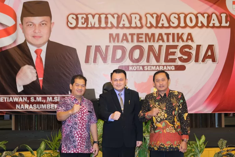 Master Matematika Setiawan berfoto bersama Kepala Dinas Pendidikan Kota Semarang Bambang Pramusinto (kiri) dan Kabid Pembinaan SMP Aloysius Kristiyanto (kanan), usai Seminar Nasional Matematika, di Hotel Quest,  Semarang, Sabtu 7 September 2024. (dok)