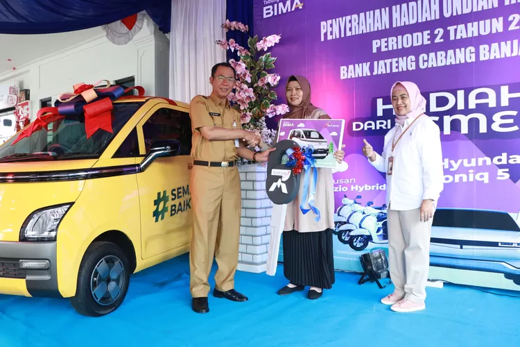 Penyerahan Hadiah Utama Undian Bima oleh Pj Bupati Masrofi kepada ibu Tri Urip berupa 1 unit Wuling Air EV di Bank Jateng Cabang Banjarnegara, belum lama ini. (dok Bank Jateng.)
