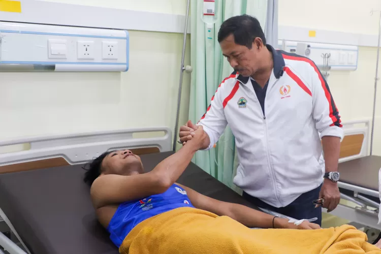 PJ Gubernur Jateng Nana Sudjana saat menjenguk atlet Muaythai Jawa Tengah yang cedera. (Humas Jateng)