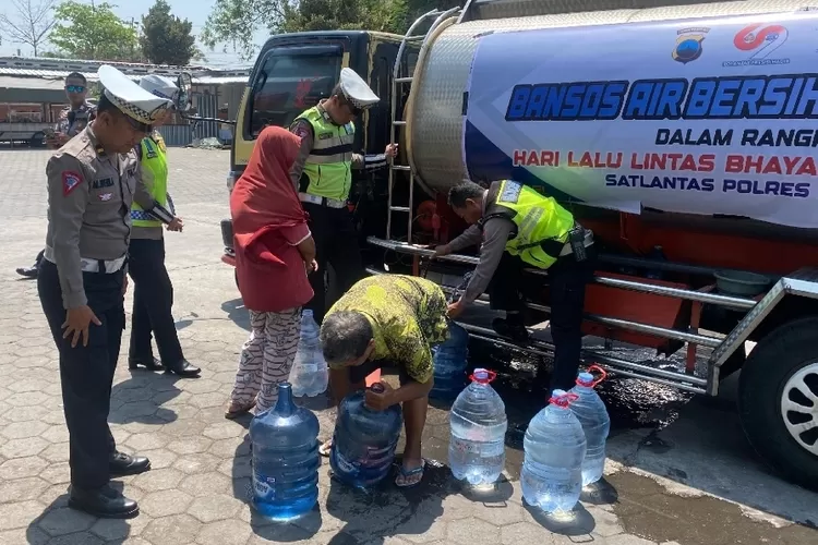 Bantuan air bersih kepada warga yang kesulitan mendapatkan air bersih dari Satlantas Polres Kendal.  (edi prayitno/kontributor kendal)