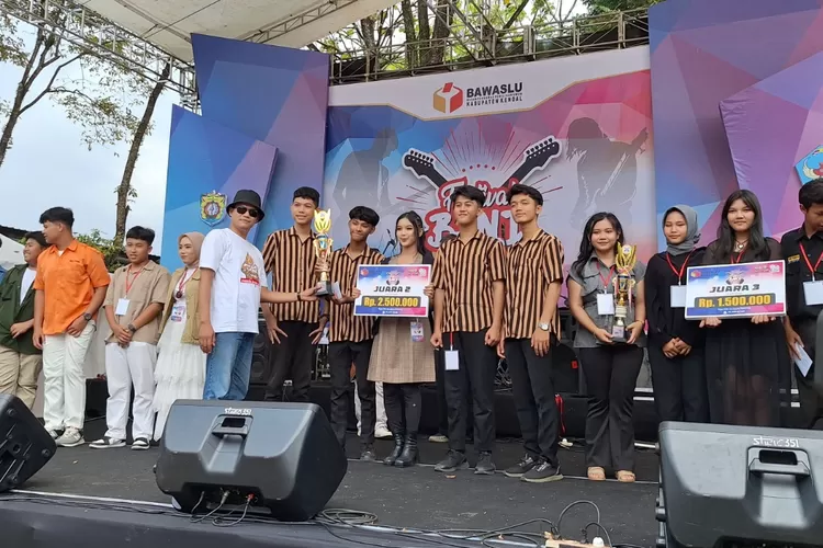 Pemenang festival band pelajar 2024 yang diselenggarakan Bawaslu di SMA Negeri 1 Boja.  (dokumen)
