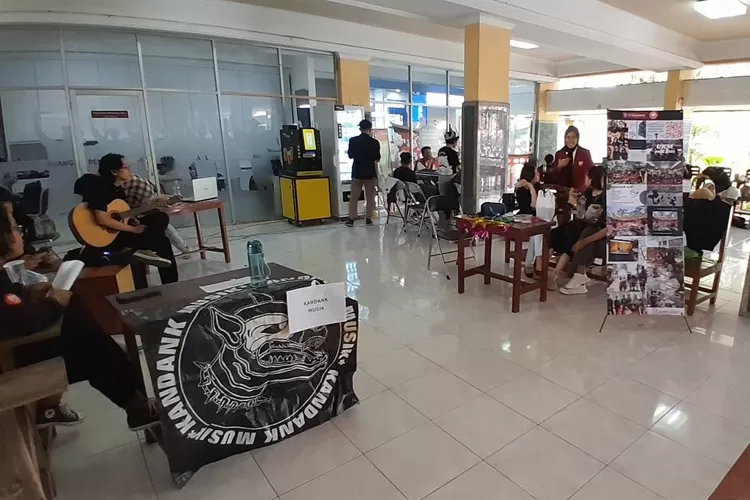 Ekspo Lembaga Kemahasiswaan dan UKM dalam rangka PEKAKU Unisbank Semarang. Kegiatan ini untuk menarik mahasiswa baru.  (Ayosemarang.com/ Audrian Firhannusa)