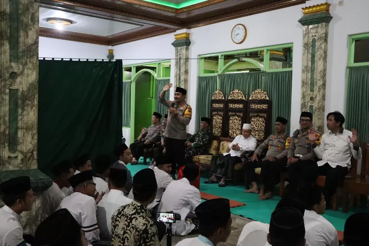 Kapolres Kendal menyambangi Ponpes Wasilatul Huda Tamangede gemuh  (edi prayitno/kontributor kendal  &nbsp;)