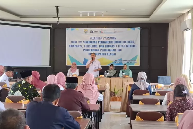  Pelatihan parenting dengan sejumlah elemen untuk menekan angka pernikahan dini di Kendal.  (edi prayitno/kontributor kendal)