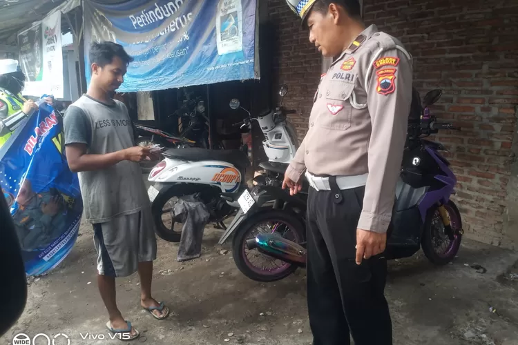 Kanit Kamsel Satlantas Polres Kendal memberikan edukasi dan imbauan kepada pelaku usaha tidak menjual knalpot yang tidak sesuai spesifikasinya.  (edi prayitno/kontributor kendal)