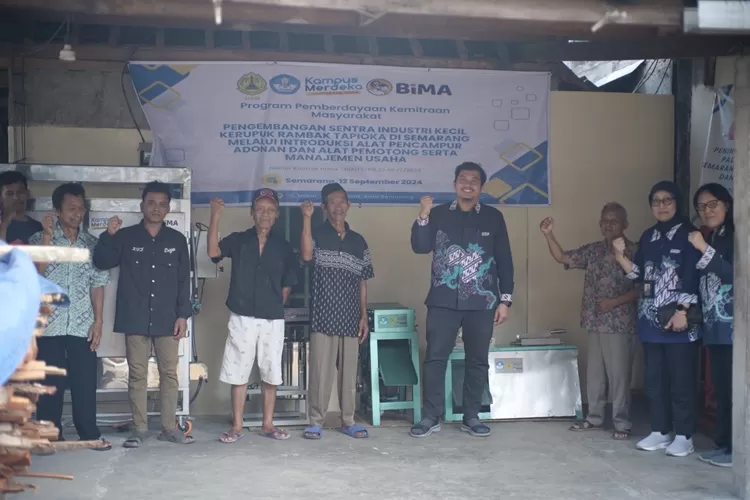USM Perkenalkan Alat Pencampur dan Pemotong Otomatis Kerupuk Rambak di UD Mekar