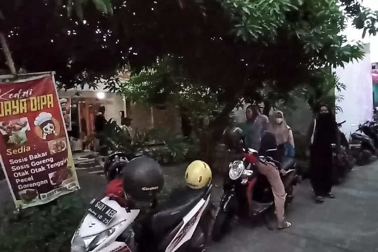 Korban investasi bodong mendatangi admin aplikasi di Desa Juwiring Kecamatan Cepiring, Sabtu 14 september 2024.  (edi prayitno/kontributor Kendal)