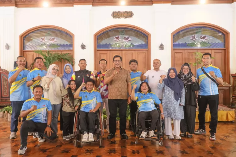 PJ Gubernur Jateng Nana Sudjana saat memotivasi atlet disabilitas. (Humas Jateng)
