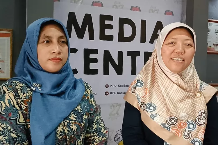 Khikmatun dari KPU Kabupaten Batang menginformasikan rekrutmen KPPS Pemilu 2024.  (Muslihun/Kontributor Batang)