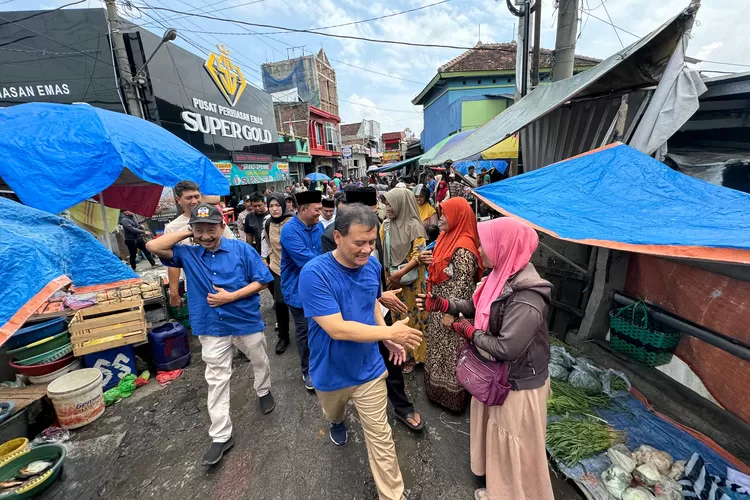 Cagub Ahmad Luthfi saat berkunjung ke sebuah pasar.  (dokumen)