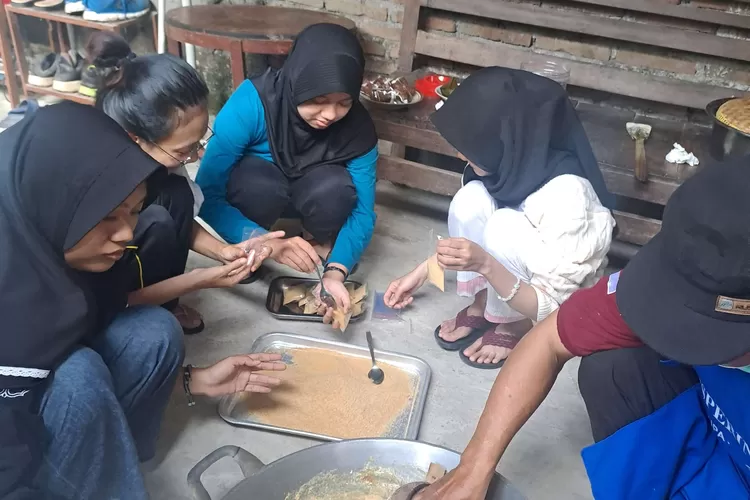 Seniman dari berbagai daerah saat mempraktekan  membuat jamu tradisional di Kampung Jamu Gesikan, Merdikorejo, Sleman (Dokumen)