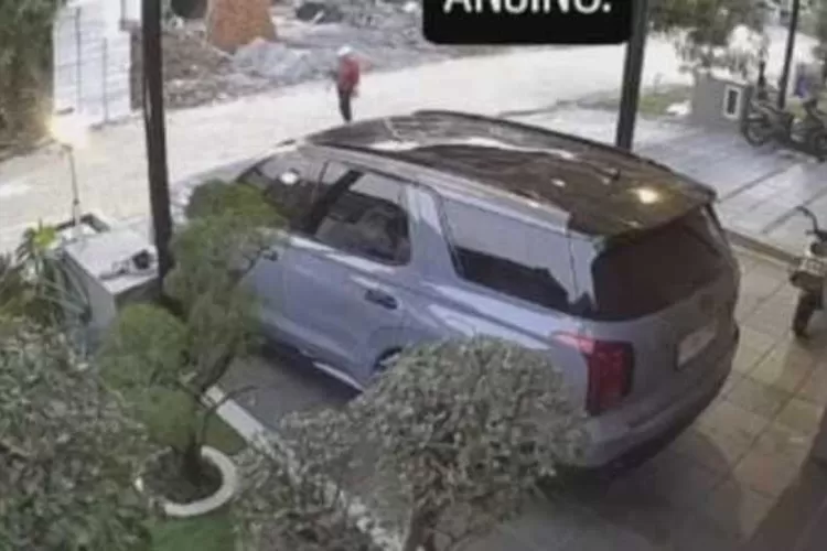 Rekaman CCTV warga yang diserang oleh anjing herder di Perumahan Graha Padma Semarang. Anjing itu kini disuntik mati. (Istimewa)