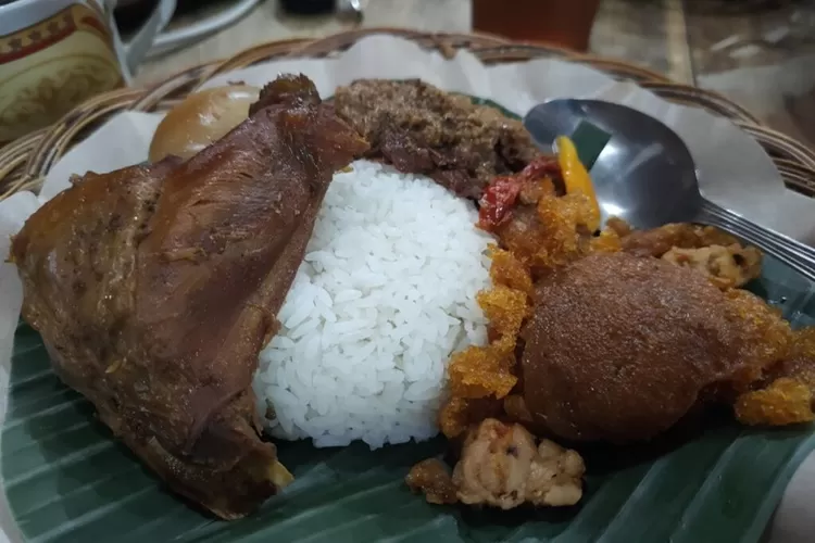 Rekomendasi tempat makan gudeg paling enak dan favorit di Yogyakarta. (nagantour.com)