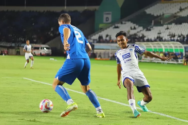 Pemain PSIS Semarang saat berduel dengan pemain Persib Bandung. PSIS merasa dikerjai wasit.  (PSIS)