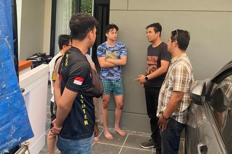 Polisi saat mengecek lokasi kejadian seorang wanita yang digigit anjing di Perumahan Graha Padma Semarang.  (Polsek Tugu)