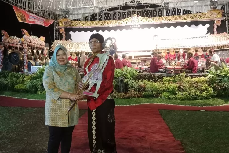 Sekretaris Jenderal MPR RI, Siti Fauziah menyerahkan tokoh wayang keada Ki Dalang Atmo Sabarno.  (Muslihun/Kontributor Batang)