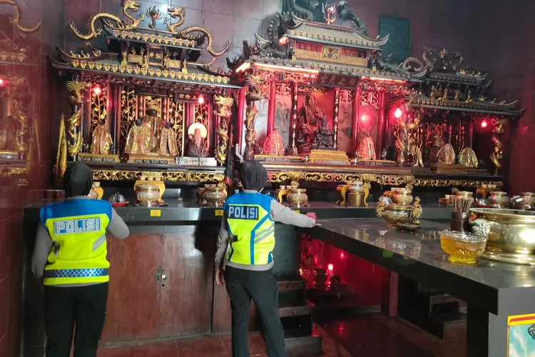 Polwan Satlantas Polres Kendal membersihkan klenteng di Weleri dalam giat bakti religi sambut HUT Bhayangkara lalu lintas.  (dokumen)