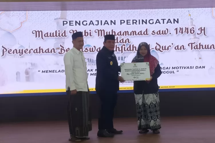 Wakil bupati Kendal menyerahka bea siswa kepada tahfidz quran dalam peringatan maulud nabi di Pendopo Bahurekso Selasa 17 september 2024.  (edi prayitno/kontributor kendal)