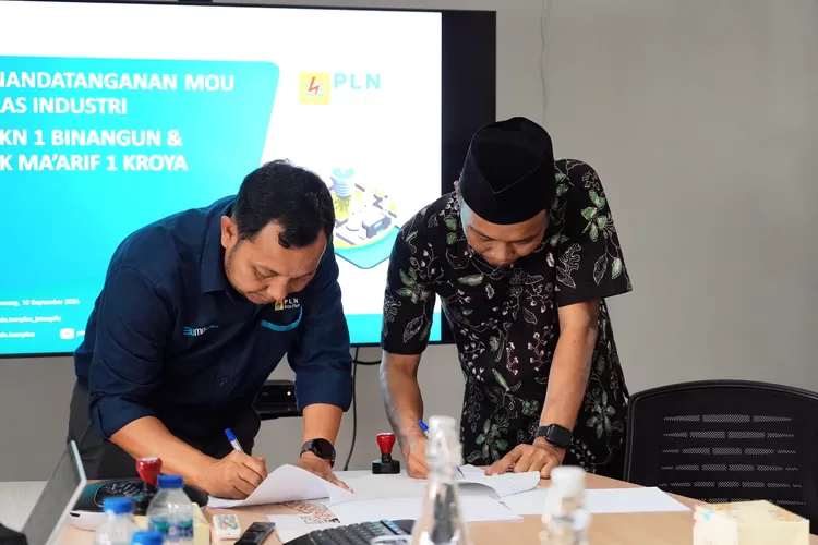 PLN Icon Plus menjalin kerja sama dengan SMK Negeri 1 Binangun dan SMK Ma&rsquo;arif Kroya untuk program Kelas Industri.  (dok PLN Icon Plus.)