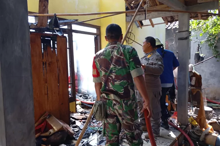 Petugas memadamkan api yang membakar rumah Rukayah di Dusun Tegalasri Desa Sambongsari Weleri Rabu 18 september 2024.  (dokumen)