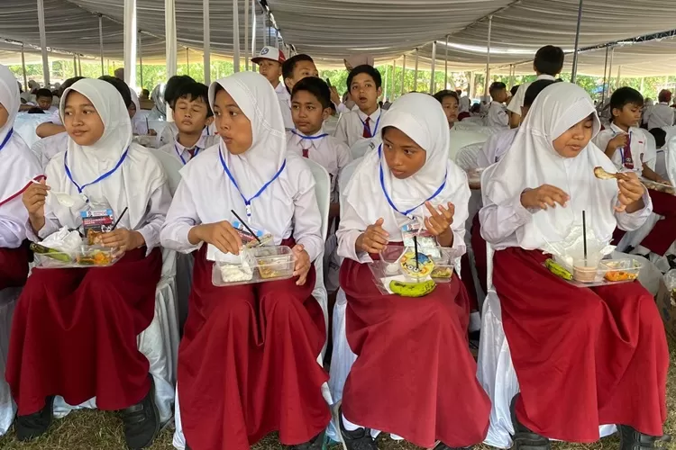  Simulasi Program Makan Siang Bergizi Gratis untuk Pelajar. (Muslihun/Kontributor Batang)