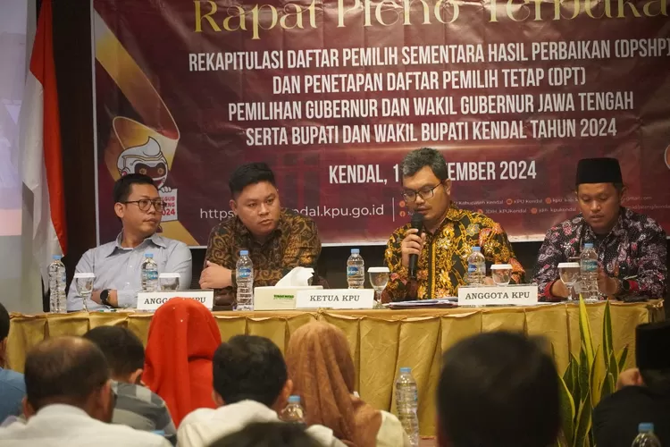 Rapat pleno terbuka rekapitulasi daftar pemilih sementara hasil perbaikan (DPSHP) dan penetapan daftar pemilih tetap (DPT) KPU Kendal.  (dokumen)