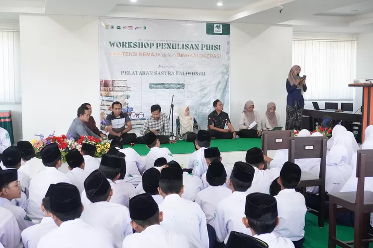Workshop penulisan puisi dengan tema eksistensi remaja dalam bingkai literasi di SMP Sabilurrosyad Kendal.  (dokumen)