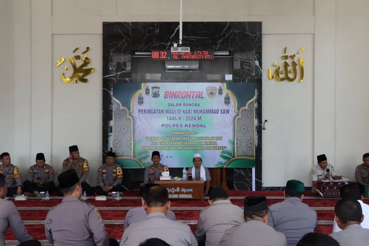 Peringatan maulud nabi dan Binrohtal Polres Kendal di Masjid Al Mukmin Polres Kendal Kamis 19 september 2024.  (edi prayitno/kontributor kendal)