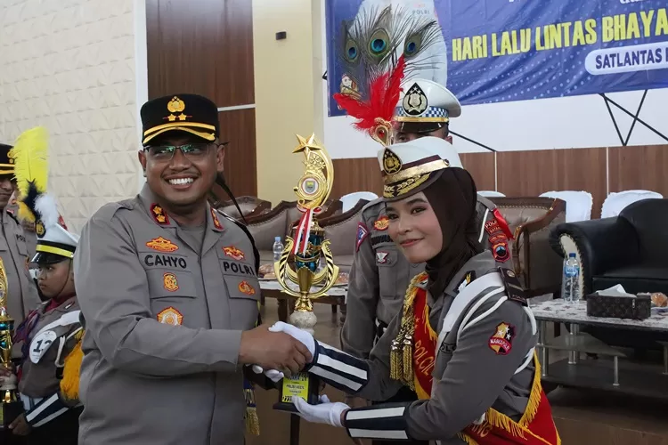 Kapolres Batang AKBP Nur Cahyo Ari Prasetyo saat menyerahkan tropi kepada pemenang lomba Polisi Cilik. (istimewa)