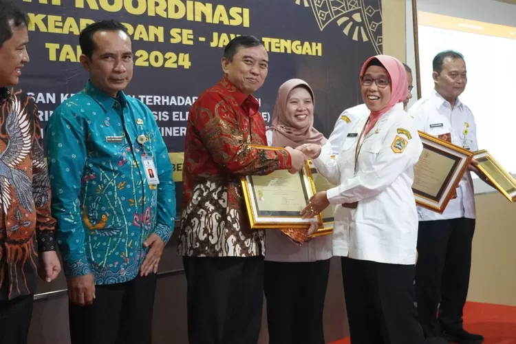 Asisten Administrasi Pemerintahan dan Kesejahteraan Rakyat Sekda Prop.Jateng memberikan "Penghargaan Penilaian Pengawasan Arsip Tingkar Prop.Jateng 2024" (dok Humas Pemkot Semarang.)