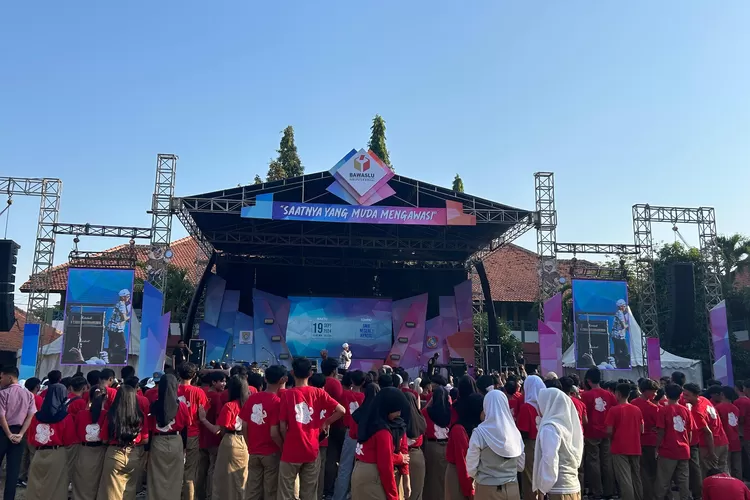 Bawaslu Kendal goes to school menghadirkan bintang tamu vieratale di SMA Negeri 1 Kendal.  (edi prayitno/kontributor&nbsp; Kendal)
