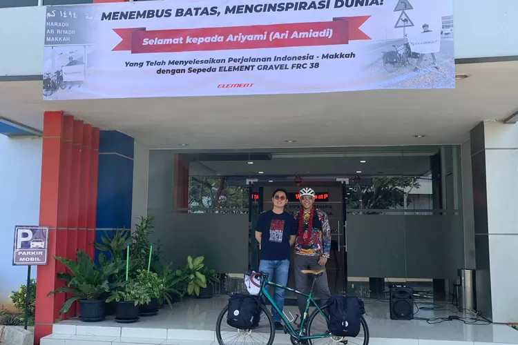 Ari Amiadi tiba di pabrik sepeda Element PT Roda Maju Bahagia KIK, usai melakukan perjalanan ke Mekkah dengan bersepeda.  (dokumen)