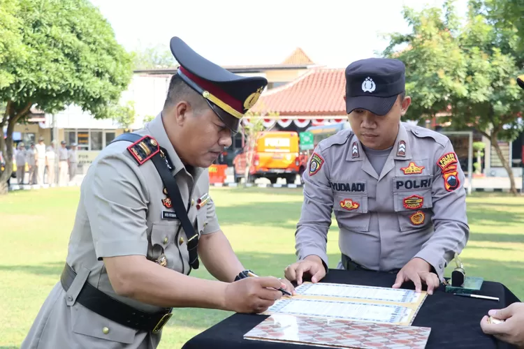 Iptu Aris Krismanto saat dilantik menjadi PS Kapolsek Patean setelah sebelumnya jabat Plh selama 20 hari.  (edi prayitno/kontributor kendal)