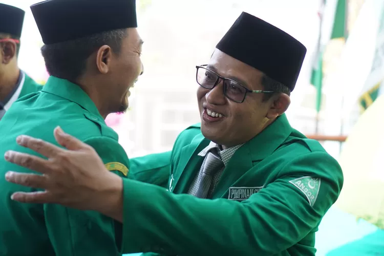 Ahmad Ali Nurudin mendapatkan ucapan selamat setelah terpilih jadi Ketua GP Ansor Kendal dalam Konfercab XVI Minggu 22 september 2024.  (Edi prayitno/kontributor kendal)