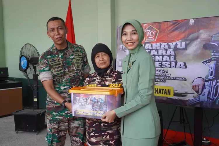 Dandim menyerahkan bantuan sosial kepada masyarakat veteran dalam rangka HUT TNI ke 79. (dokumen pendim)
