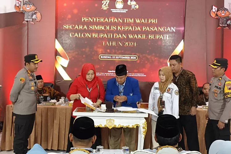 Kapolres Kendal menyerahkan pengawal pribadi kepada pasangan calon bupati dan wakil bupati Kendal usai pengambilan nomor urut Senin 23 september 2024.  (edi prayitno/kontributor Kendal)