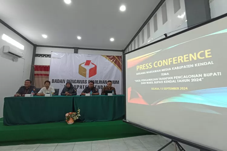 Keterangan kepada media pengawasan tahapan pencalonan bupati dan wakil bupati Kendal.  (edi prayitno/kontributor kendal  &nbsp;)