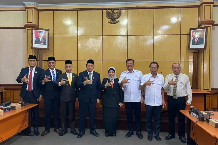 Foto bersama usai audiensi yang berlangsung di sela pelantikan pimpinan DPRD (Muslihun)