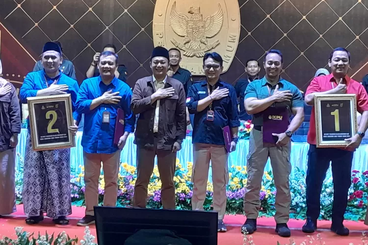 Dua Calon Gubernur dan Wakil Gubernur Jateng saat penetapan nomor urut oleh KPU. Andika-Hendi nomor 1 sedangkan Luthfi-Yasin nomor 2. (Ayosemarang.com/ Audrian Firhannusa)